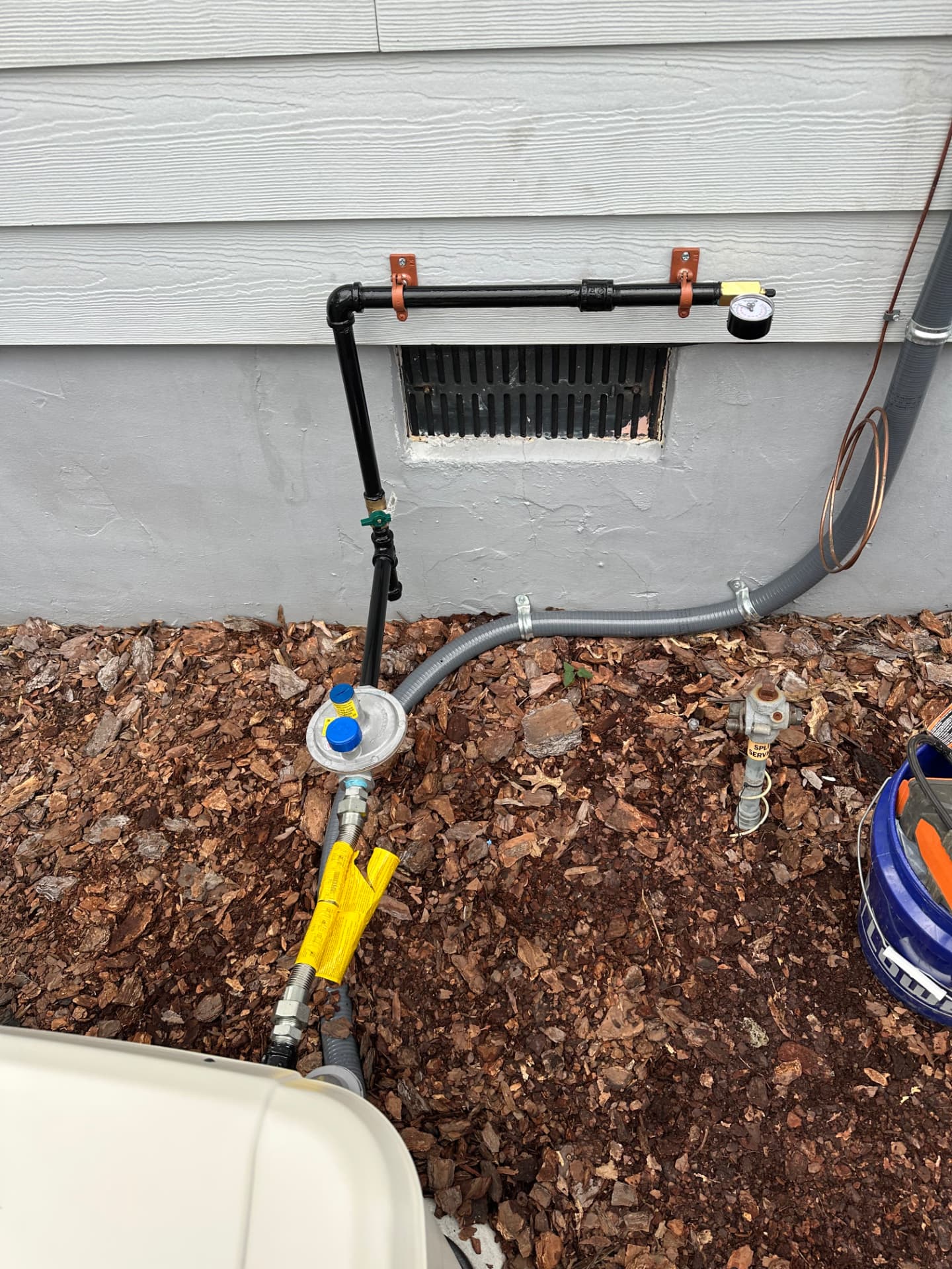 Gas riser under pressure test